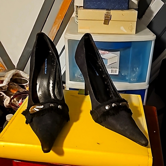 New Suede w/Fur Designer Shoes by Dangerous, Sz 8, Black, Pointy Toe, 3" - Picture 2 of 10